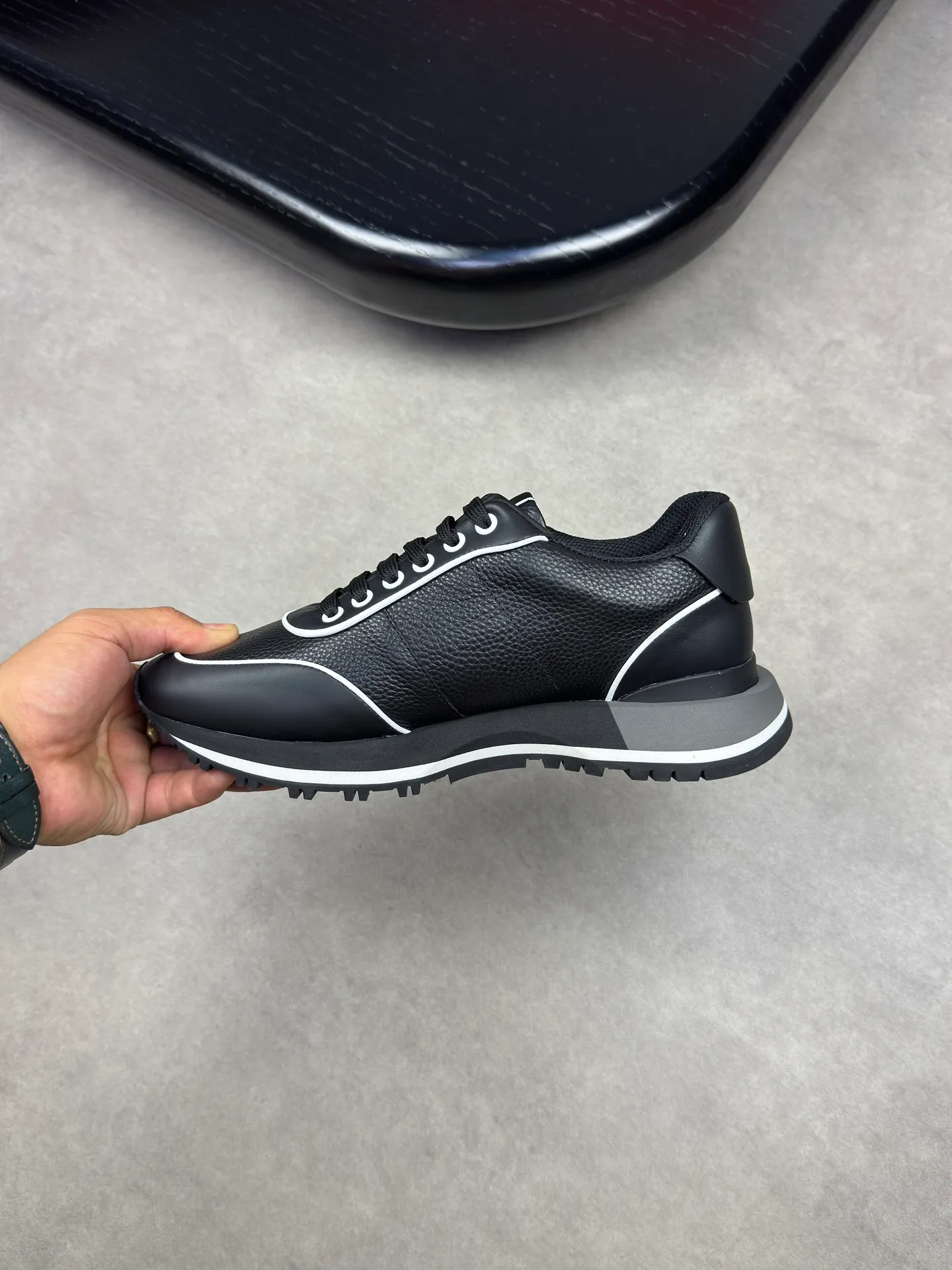 [VALENTINO] Valentino men's shoes 💰500💰 - High-end quality original order - Upper: 🔝 Nappa calf leather, tumbled calf leather, sewn brand plastic totem - Lining: brand mesh canvas, foot pad; water-dyed cow leather - Outsole: multi-color wear-resistant velvet·rubber; combined molded outsole -Super high quality control·Fine workmanship: highlighted (high-end·luxury·grade) -Size :38-44 (45 can be customized)·3300